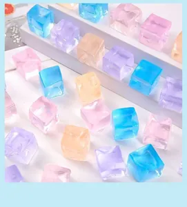 Detailansicht von bunten, durchscheinenden Eiswürfel-Squeeze-Spielzeugen in Pastelltönen.