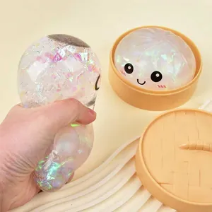 Dettaglio del giocattolo antistress a forma di panino al vapore in TPR con glitter