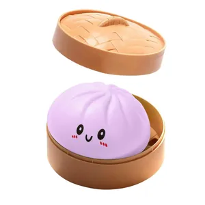 Primo piano di un giocattolo antistress a forma di panino viola con un viso carino