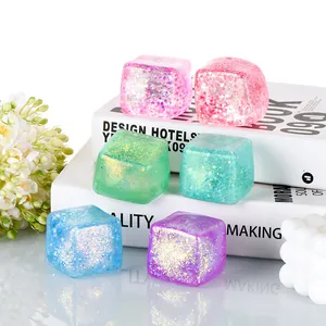 Buntes Set aus glitzernden Eiswürfel-Gelee-Quetschspielzeugen zum Stressabbau.