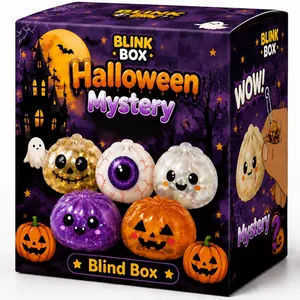 Scatola misteriosa di Halloween con simpatici giocattoli squishy a forma di zucca.