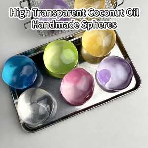 Bolas antiestrés artesanales y transparentes de colores en una bandeja de metal.