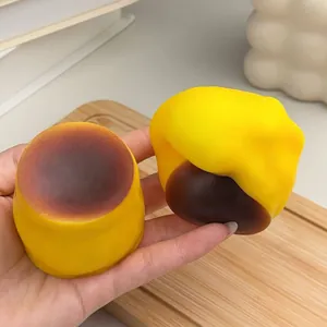 Λεπτομέρεια ενός παιχνιδιού squishy πουτίγκας καραμέλας που πιέζεται για χαλάρωση.
