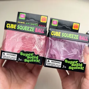 Vue détaillée des jouets anti-stress Cube Squeeze Ball en rose et violet emballés