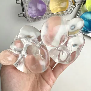 Vista detallada de un juguete antiestrés muy transparente con textura suave de gelatina