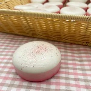 Vue macro détaillée du jouet spongieux mousse à la pêche à rebond lent rose et blanc.