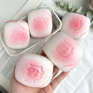Vista dettagliata del morbido squishy panino al latte con goffratura di mucca rosa