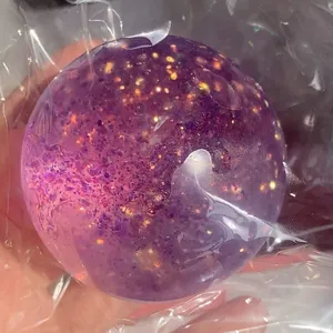 Detailansicht eines perlvioletten Maltose-Squishy-Spielzeugs mit funkelnder Glitzertextur