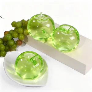 Nahaufnahme von lichtdurchlässigen grünen Apfel-Squishy-Zappelspielzeugen auf weißem Teller