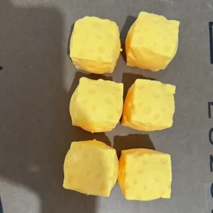Vista dettagliata di sei giocattoli antistress a forma di cubetto di formaggio svizzero