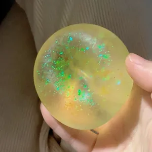 Nahaufnahme von schillerndem Glitzer in einem durchsichtigen Maltose-Stressball