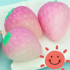 Dettaglio ravvicinato della morbida texture dei giocattoli antistress fragola rosa