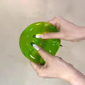 Detailaufnahme der Elastizität eines lichtdurchlässigen grünen Apfelspielzeugs