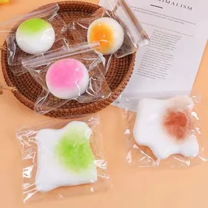 Detailopname van verschillende squishy speeltjes in de vorm van voedsel voor stressverlichting.