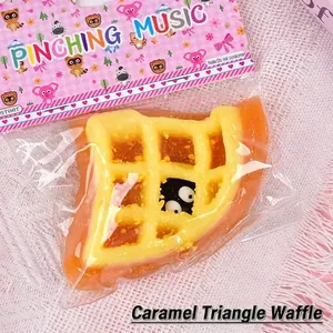 Detailweergave van een karamel wafel squishy speeltje in leuke verpakking