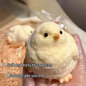 Macro-opname van een pluizig geel kuiken squishy speelgoed van silicone