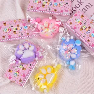 Een assortiment kleurrijke kattenpoot squishy speelgoed in individuele verpakking