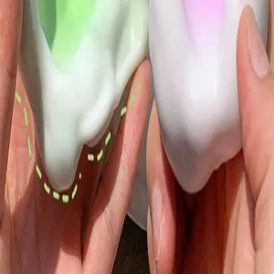 Detailopname van een langzaam herstellend mochi-squishy speeltje bij knijpen