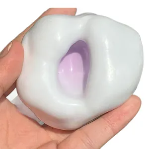 Jouet anti-stress squishy mochi souple avec un centre violet et un extérieur blanc