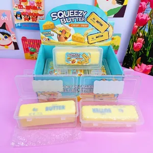 Dettaglio del giocattolo antistress Squeezy Butter in custodia di plastica trasparente