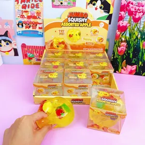 Detail eines großen Apfel-Squishy-Spielzeugs, das gedrückt wird, um die Textur zu zeigen