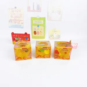 Set mit drei Jumbo-Apfel-Squishy-Spielzeugen zum Stressabbau in gelber Verpackung