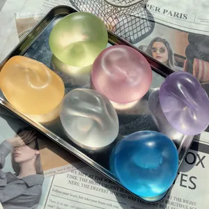 Dettaglio ravvicinato di sei palline antistress traslucide colorate su un vassoio