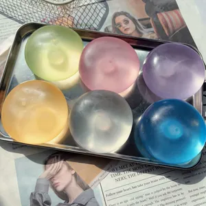 Set di sei palline antistress traslucide colorate disposte in un vassoio di metallo