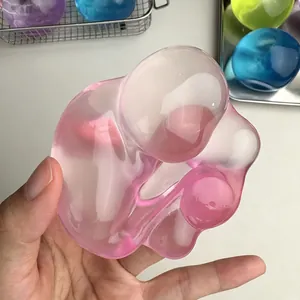 Primer plano de un juguete antiestrés rosa de alta transparencia con textura suave