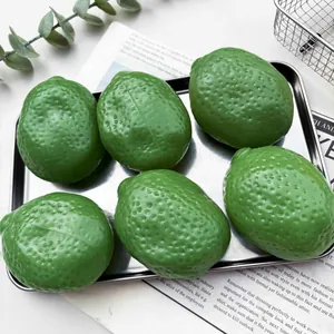 Έξι πράσινα παιχνίδια squishy σε σχήμα λάιμ σε μεταλλικό δίσκο κοντινό πλάνο