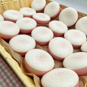 Jouets squishy en forme de gâteau mousse à la pêche présentés dans un panier tressé