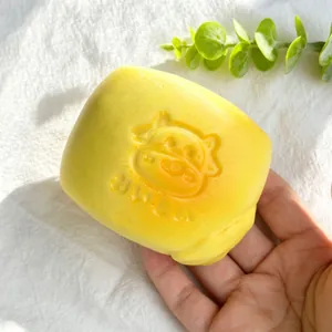 Vista dettagliata che mostra la consistenza morbida e il design della mucca dello squishy