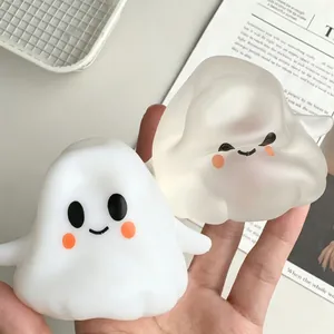 Vista detallada de dos simpáticos juguetes antiestrés con forma de fantasma de Halloween