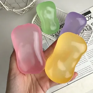 Transparante snoepkleurige stressverlichtende knijpspeeltjes in een minimalistische setting