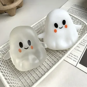 Vista detallada de dos adorables juguetes blandos de fantasmas para Halloween.