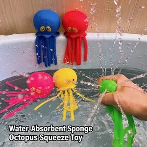 Action d'un jouet de bain poulpe coloré projetant de l'eau lorsqu'il est pressé
