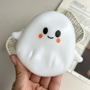 Vista de mano de un adorable juguete antiestrés de fantasma blanco para Halloween