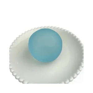 Palla antistress sferica blu satinata fatta a mano con olio di cocco per il relax