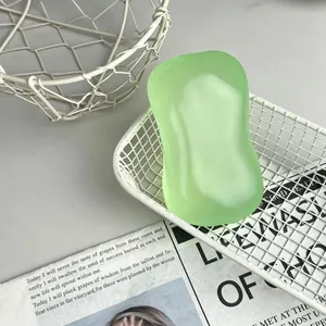 Close-up van groene vormbare antistresszeep in een wit mandje