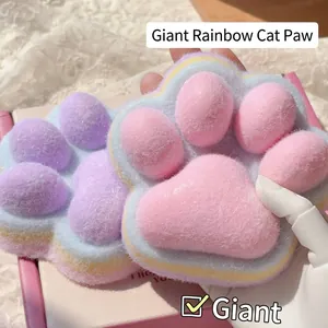 Detail van jumbo pluche kattenpoot stressspeeltje in zachte regenboog pastelkleuren