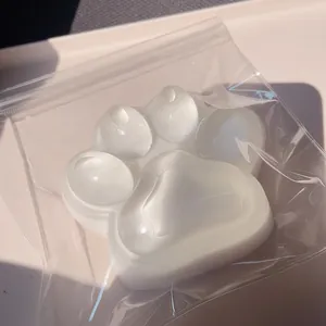 Primer plano de juguete antiestrés gigante de pata de gato en gel suave blanco