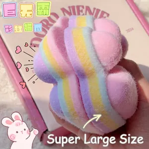 Close-up van een groot pluizig regenboog kattenpoot squishy speeltje met zachte textuur