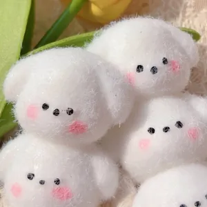 Detailansicht weißer flauschiger Welpen-Squishies mit weicher Beflockung und Gesichtern