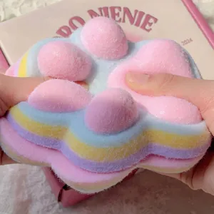 Detail eines riesigen vierfarbigen Plüsch-Katzenpfoten-Squishy-Spielzeugs zum Stressabbau