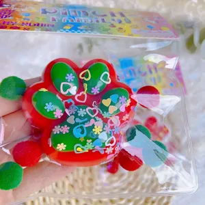 Nahaufnahme eines weihnachtlichen Katzenpfoten-Squishy-Spielzeugs mit Pailletten