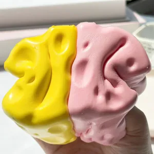 Gros plan détaillé d'un jouet antistress en forme de fromage bicolore rose et jaune
