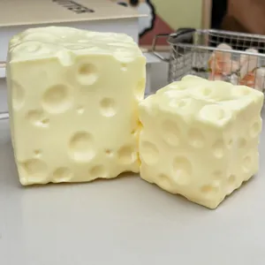 Vue détaillée de jouets à presser en forme de fromage jaune réaliste avec texture
