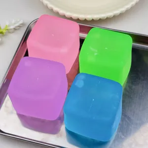 Detailweergave van vier kleurrijke matte kubus-squishy-speeltjes voor stressverlichting