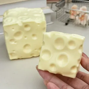 Gros plan détaillé d'un jouet anti-stress en forme de fromage avec texture