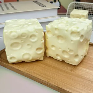 Vue détaillée d'un jouet spongieux en forme de fromage jaune avec des textures réalistes